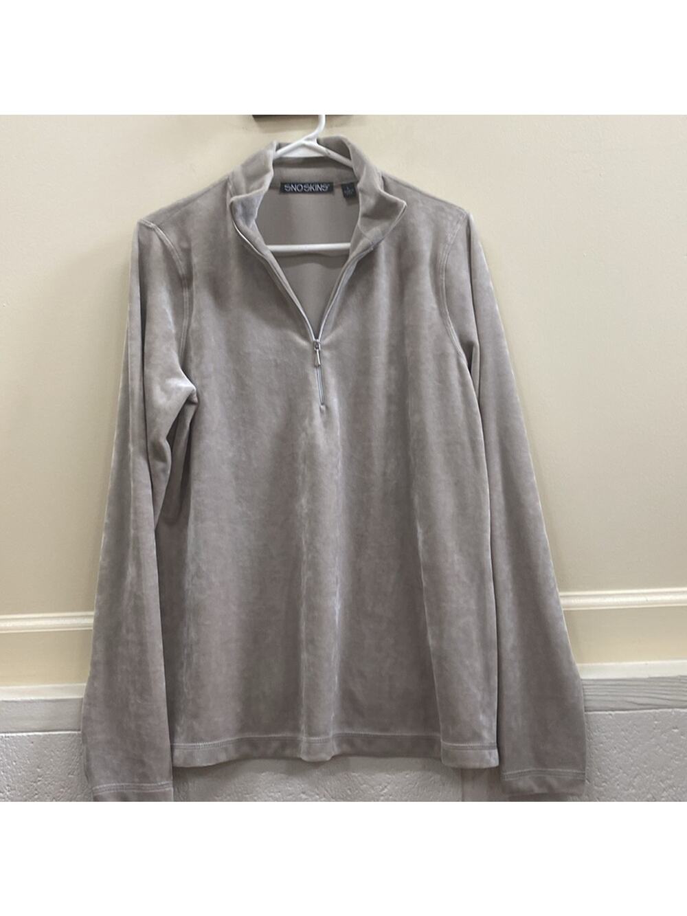 Sno skins women’s size Large velvet zip front jacket